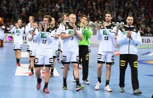 Handball international in Düsseldorf Germany Switzerland 09 03 2019 The German team thanks the Düsseldorf fans V L Semper 32 Wiencek 7 Tw Rudeck hinten Pekeler 13 und Tw Wolf HM
