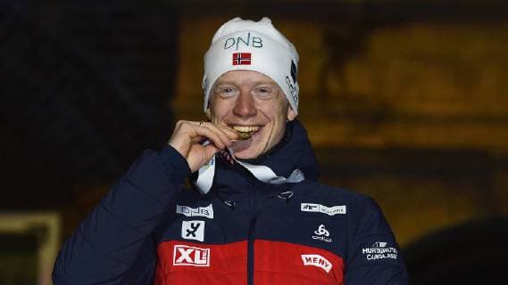 Biathlon World Championship in Östersund Sweden Mens sprint award ceremony on 09 03 2019 Johannes Thingnes Boe Norway bites gold medal at Medals Ceremony after mens sprint race during Biathlon World Championships in Östersund Sweden 09 03 2019 Östersund Jämtland Sweden Medals Plaza