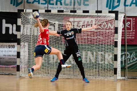 v l Saskia Putzke 21 Herrenberg Annabell Krueger 24 Spreefuexxe goal 09 03 2019 Handball women Fuechse vs Herrenberg final score 29 32 GER Berlin 9 3 19 Spreefuexxe vs Herrenberg women 2 BL Fuxxbau Soemmeringhalle Berlin Copyright: xEIBNER UwexKochx EP_UKH
