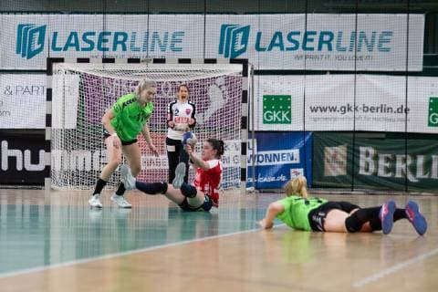 v l Laura Kirchhoff Madsen 11 Spreefuexxe Monika Lide 12 Herrenberg Laureen Kappus 15 Herrenberg 09 03 2019 Handball Women Fox vs Herrenberg Final score 29 32 GER Berlin 9 3 19 Spreefuexxe vs Herrenberg Womens 2 BL Fuxxbau Soemmeringhalle Berlin Copyright: xEIBNER UwexKochx EP_UKH