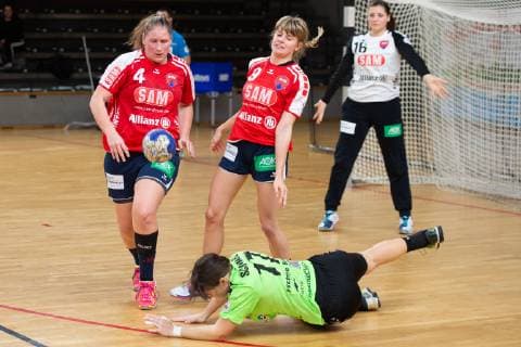 v l Katrin Schroeder 4 Herrenberg Viola Gerg 9 Herrenberg Natalie Schwarz 17 Spreefuexxe 09 03 2019 Handball Women Fuechse vs Herrenberg Final score 29 32 GER Berlin 9 3 19 Spreefuexxe vs Herrenberg Womens 2 BL Fuxxbau Soemmeringhalle Berlin Copyright: xEIBNER UwexKochx EP_UKH