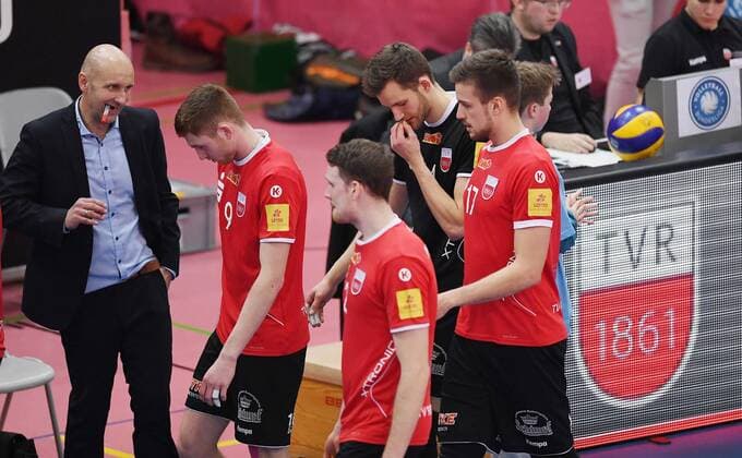 Volleyball 1. Bundesliga Saison 2018 2019 TV Rottenburg - Grizzlys Giesen 09.03.2019 Enttaeuschung TV Rottenburg; Trainer Hans Peter Mueller - Angstenberger, Tim Grozer, Mitchel Penning, Johannes Schief und Jannis Hopt (v.li.) *** Volleyball 1 Bundesliga Season 2018 2019 TV Rottenburg Grizzlys Giesen 09 03 2019 Disappointment TV Rottenburg Coach Hans Peter Mueller Angstenberger Tim Grozer Mitchel Penning Johannes Schief and Jannis Hopt v left
