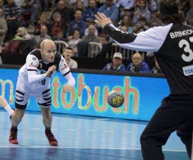 Handball international Germany vs. Switzerland Germany Switzerland 27 29 Handball international in Düsseldorf Tim Hornke in front of TW Aurel Bringolf