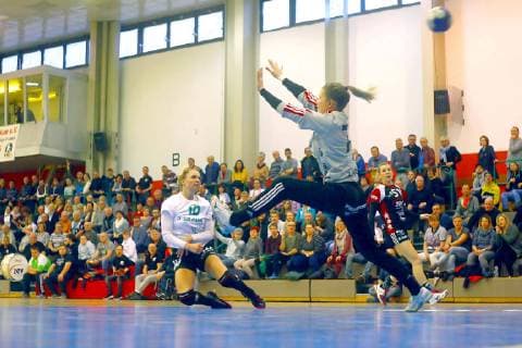 Christin Kühlborn Kirchhof overcomes goalkeeper Ela Szott Zwickau Handball women 2 League 2018 19 BSV Sachsen Zwickau SG 09 Kirchhof am 9 3 2019 BSV Sachsen Zwickau SG 09 Kirchhof