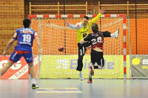 Vladimir Bozic HBW Balingen Weilstetten 21 in goal against Lasse Seidel HSG Nordhorn Lingen 28 Handball Men DKB 2 Bundesliga 09 03 2019 Photo TBaur Eibner HBW Balingen Weilstetten vs HSG Nordhorn Lingen Balingen Copyright: xEIBNER TobiasxBaurx EP_TBR