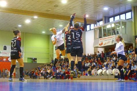 Goalscoring by Sandra Szary Kirchhof from left Jenny Choinowski Zwickau Alisa Pester Zwickau Nadja Bolze Zwickau and Dionne Visser Kirchhof Handball Women 2 League 2018 19 BSV Sachsen Zwickau SG 09 Kirchhof 25 24 at 9 3 2019 BSV Sachsen Zwickau SG 09 Kirchhof
