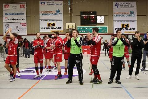 TuS Ferndorf Dessau Roßlauer HV 09 03 2019 The disappointed team from Ferndorf thanks the fans after 18 18 for the support Kreuztal Stählerwiese Germany