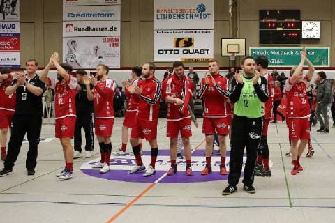 TuS Ferndorf Dessau Roßlauer HV 09 03 2019 The disappointed team from Ferndorf thanks the fans after 18 18 for the support Kreuztal Stählerwiese Germany