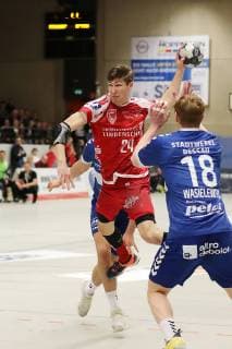TuS Ferndorf Dessau Roßlauer HV 09 03 2019 center Lukas Zerbe TuS Ferndorf against left covered Daniel Schmidt and Johannes Wasieiewski Dessau Roßlauer HV Kreuztal Stählerwiese Germany