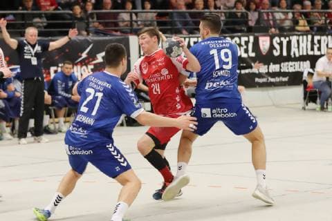 TuS Ferndorf Dessau Roßlauer HV 09 03 2019 center Lukas Zerbe TuS Ferndorf is blocked from left Phillip Jungemann Dessau Roßlauer HV and Daniel Schmidt Dessau Roßlauer HV Kreuztal Stählerwiese Germany