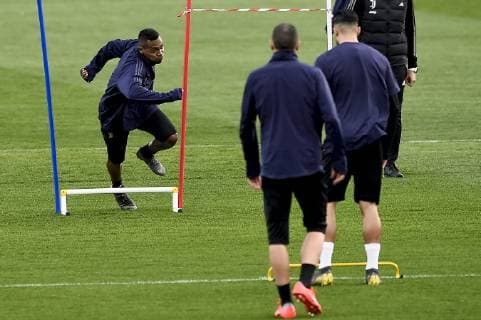 Fußball, CL, Juventus Turin Training Photo LaPresse - Nicol& xf2; Campo March 11th, 2019 Turin (Italy) Soccer UEFA Champions League 2018 2019 - Juventus Training Center Continassa Juventus FC vs Atletico Madrid - Juventus training In the pic: Alex Sandro  Copyright: xNicol& xf2;xCampo LaPresse Nicolx