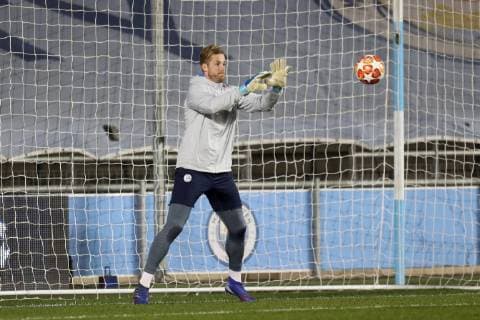 11 03 2019 Football season 2018 2019 Champions League press conference and final training of FC Schalke 04 in Manchester England Ralf Fährmann FC Schalke 04 Manchester Airport England