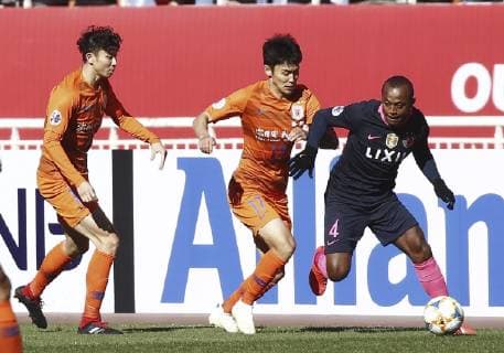 JINAN, CHINA - MARCH 12: Wu Xinghan 17 of Shandong Luneng and Leo Silva 4 of Kashima Antlers compete for the ball during the AFC Champions League Group E match between Shandong Luneng and Kashima Antlers at Jinan Olympic Sports Center on March 12, 2019 in Jinan, Shandong Province of China.  Copyright: xVCGx CFP111199870267 