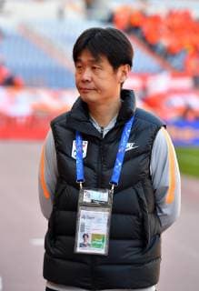 (190312) -- JINAN, March 12, 2019 (Xinhua) -- Head Coach of Shandong Luneng FC, Li Xiaopeng reacts during a Group E match between Shandong Luneng FC and Kashima Antlers at AFC Champions League 2019 in Jinan, capital of east China s Shandong Province, March 12, 2019. (Xinhua Zhu Zheng) (SP)CHINA-JINAN-AFC CHAMPIONS LEAGUE-GROUP E(CN) 