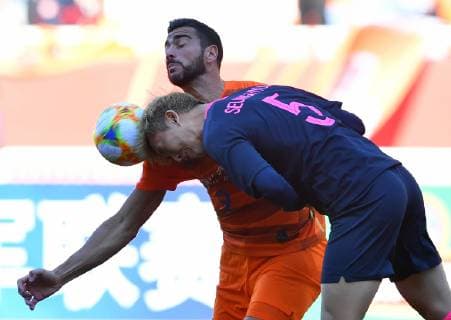 (190312) -- JINAN, March 12, 2019 (Xinhua) -- Graziano Pelle (behind) of Shandong Luneng FC vies with Jung Seung-hyun of Kashima Antlers during a Group E match between Shandong Luneng FC and Kashima Antlers at AFC Champions League 2019 in Jinan, capital of east China s Shandong Province, March 12, 2019. (Xinhua Zhu Zheng) (SP)CHINA-JINAN-AFC CHAMPIONS LEAGUE-GROUP E(CN) 