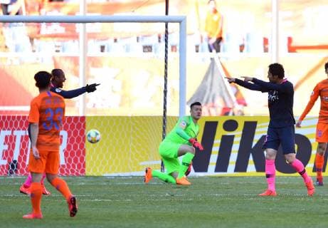 (190312) -- JINAN, March 12, 2019 (Xinhua) -- Ito Sho (1st R) of Kashima Antlers celebrates scoring with teammate during a Group E match between Shandong Luneng FC and Kashima Antlers at AFC Champions League 2019 in Jinan, capital of east China s Shandong Province, March 12, 2019. (Xinhua Zhu Zheng) (SP)CHINA-JINAN-AFC CHAMPIONS LEAGUE-GROUP E(CN) 