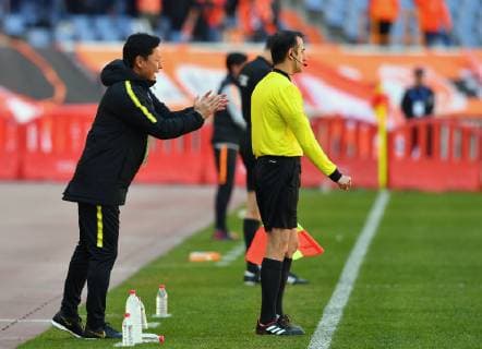 (190312) -- JINAN, March 12, 2019 (Xinhua) -- Head Coach (L) of Kashima Antlers, Oiwa Go reacts during a Group E match between Shandong Luneng FC and Kashima Antlers at AFC Champions League 2019 in Jinan, capital of east China s Shandong Province, March 12, 2019. (Xinhua Zhu Zheng) (SP)CHINA-JINAN-AFC CHAMPIONS LEAGUE-GROUP E(CN) 