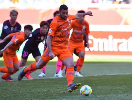 (190312) -- JINAN, March 12, 2019 (Xinhua) -- Graziano Pelle (front) of Shandong Luneng FC shoots a penalty during a Group E match between Shandong Luneng FC and Kashima Antlers at AFC Champions League 2019 in Jinan, capital of east China s Shandong Province, March 12, 2019. (Xinhua Zhu Zheng) (SP)CHINA-JINAN-AFC CHAMPIONS LEAGUE-GROUP E(CN) 