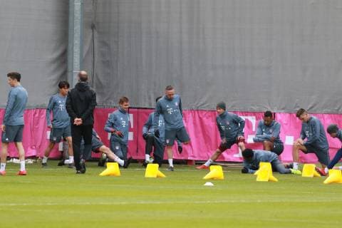 Franck Ribery middle Robert Lewandowski and Co extend football FC Bayern Munich final training before the CL match against Liverpool FC 12 03 2019