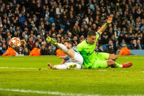 Manchester City v FC Schalke 04 UEFA Champions League Bernardo Silva of Manchester City goes down under a challenge from Jeffrey Bruma of FC Schalke 04 resulting in a penalty kick during the UEFA Champions League match at the Etihad Stadium, Manchester Content Not Available For UK Newspapers Copyright: xMattxWilkinsonx FIL-12983-0015