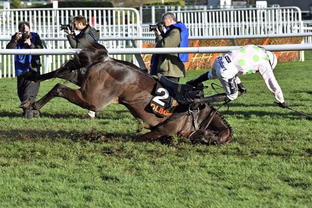 Sport Themen der Woche KW11 Sport Bilder des Tages 12.03.2019, Cheltenham, Cloucestershire, GBR - Benie des Dieux and Ruby Walsh falling during the Mares Hurdle at the last fence. Both stay unhurt. Cheltenham racecourse. (Pferd, Jockey, Benie des Dieux, Walsh, Sturz, stuerzen, fallen, Unfall, Gefahr, gefaehrlich, Verletzungsgefahr, Huerde, Huerdenrennen, Hindernisrennen, Genickbruch) 190312C943CHELTENHAM.JPG *** 12 03 2019 Cheltenham Cloucestershire GBR Benie Dieux and Ruby Walsh falling during the Mares Hurdle at the last fence Both stay unhurt Cheltenham racecourse horse Jockey Benie Dieux Walsh fall fall fall accident danger dangerous injury risk hurdle hurdle race obstacles race neck break 190312C943CHELTENHAM JPG