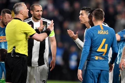 Cristiano Ronaldo of Juventus protests with referee Bjorn Kuiper during the Uefa Champions League 2018 2019 round of 16 second leg football match between Juventus and Atletico Madrid at Juventus stadium, Turin, March, 12, 2019 Foto Andrea Staccioli Insidefoto andreaxstaccioli