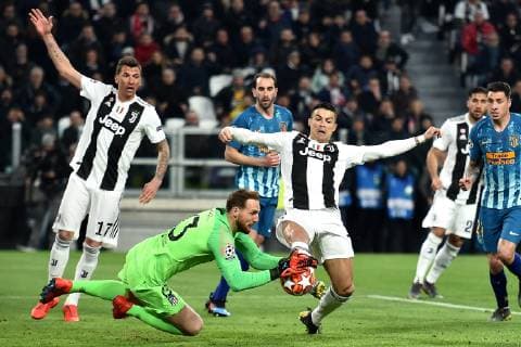 Cristiano Ronaldo of Juventus makes a foul on Jan Oblak of Atletico Madrid during the Uefa Champions League 2018 2019 round of 16 second leg football match between Juventus and Atletico Madrid at Juventus stadium, Turin, March, 12, 2019 Foto Andrea Staccioli Insidefoto andreaxstaccioli