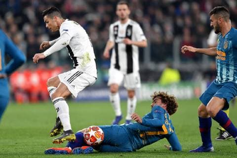 Cristiano Ronaldo of Juventus and Antoine Griezmann of Atletico Madrid compete for the ball during the Uefa Champions League 2018 2019 round of 16 second leg football match between Juventus and Atletico Madrid at Juventus stadium, Turin, March, 12, 2019 Foto Andrea Staccioli Insidefoto andreaxstaccioli