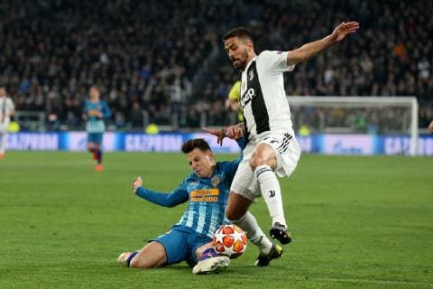 Leonardo Spinazzola of Juventus and Santiago Arias of Atletico Madrid during the UEFA Champions League Round of 16 match at the Allianz Stadium, Turin, Italy. Picture date 12th March 2019. Picture credit should read: Jonathan Moscrop Sportimage EDITORIAL USE ONLY. No use with unauthorised audio, video, data, fixture lists, club league logos or live services. Online in-match use limited to 120 images, no video emulation. No use in betting, games or single club league player publications. SOLO0805.JPG