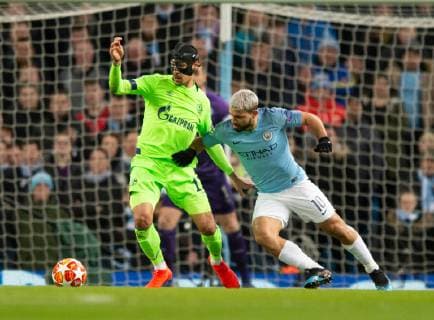 Manchester City v FC Schalke 04 UEFA Champions League Benjamin Stambouli of Schalke (left) and Sergio Aguero of Manchester City challenge for the ball during the UEFA Champions League match at the Etihad Stadium, Manchester Content Not Available For UK Newspapers Copyright: xRussellxHartx FIL-12984-0026