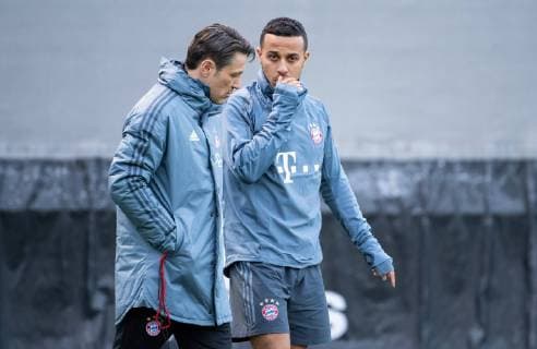 (190313) -- MUNICH, March 13, 2019 (Xinhua) -- Bayern Munich s Thiago Alcantara (R) talks with head coach Niko Kovac during a training session for the upcoming UEFA Champions League Round of 16 second leg match between FC Bayern Munich and Liverpool FC in Munich, Germany, on March 12, 2019. (Xinhua Kevin Voigt) (SP)GERMANY-MUNICH-SOCCER-UEFA CHAMPIONS LEAGUE-BAYERN MUNICH VS LIVERPOOL-TRAINING SESSION 