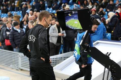 12.03.2019, Fussball, Saison 2018 2019, Champions League, Achtelfinale, Manchester City - FC Schalke 04 Videoschiedsrichter schaut sich eine Szene auf dem Bildschirm an Manchester Etihad Stadium Deutschland *** 12 03 2019 Football Season 2018 2019 Champions League Round of 16 Manchester City FC Schalke 04 Video referee watches a scene on screen at Manchester Etihad Stadium Germany