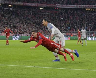 13 03 2019 Football UEFA Champions League 2018 2019 Round of sixteen return FC Bayern München FC Liverpool in the Allianz Arena Munich Virgil van Dijk re FC Liverpool foult Robert Lewandowski FC Bayern München in the penalty area DFL and DFB regulations prohibit any use of photographs as image sequences and or quasi video