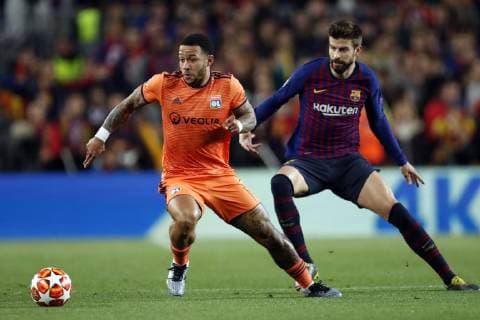 (l-r) Memphis Depay of Olympique Lyonnais, Gerard Pique of FC Barcelona Barca during the UEFA Champions League round of 16 match between FC Barcelona and Olympique Lyonnais at Camp Nou on March 13, 2019 in Barcelona, Spain UEFA Champions League 2018 2019 xVIxVIxImagesx xMauricexvanxSteenxIVx 13897964