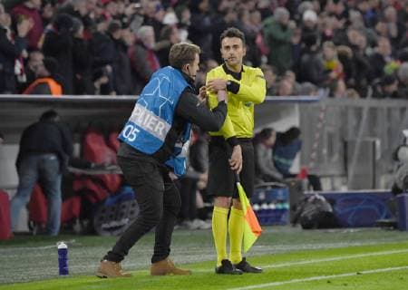 Football Men Season 2018 2019 Champions League Round of sixteen second leg FC Bayern Munich FC Liverpool Assistant Lorenzo Mangenelli needs technical assistance after the goal to 1 1 13 03 2019 Copyright: xMatthiasxKochx