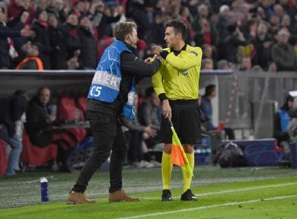 Football Men Season 2018 2019 Champions League Round of sixteen second leg FC Bayern Munich FC Liverpool Assistant Lorenzo Mangenelli needs technical assistance after the goal to 1 1 13 03 2019 Copyright: xMatthiasxKochx