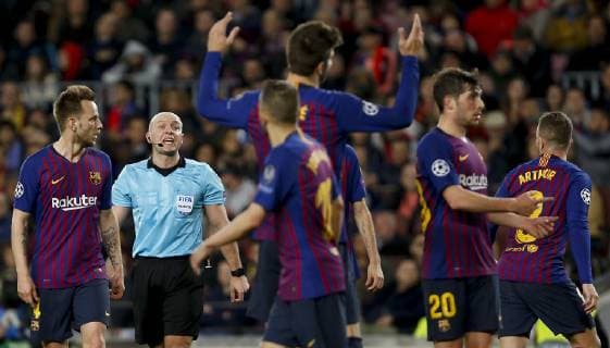Barcelona x Lyon BARCELONA, CA - 13.03.2019: BARCELONA X LYON - Barcelona players complain with referee Marciniak during the match between Barcelona and Lyon held at the Camp Nou in Barcelona, CA. The match is the second qualifying round of the UEFA Champions League 2018 19 Round of 16. (Photo: Marco Galvão Fotoarena) x1697689x  MarcoxGalvão