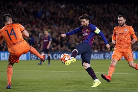 (l-r) Leo Dubois of Olympique Lyonnais, Lionel Messi of FC Barcelona Barca Lucas Tousart of Olympique Lyonnais during the UEFA Champions League round of 16 match between FC Barcelona and Olympique Lyonnais at Camp Nou on March 13, 2019 in Barcelona, Spain UEFA Champions League 2018 2019 xVIxVIxImagesx xMauricexvanxSteenxIVx 13898978