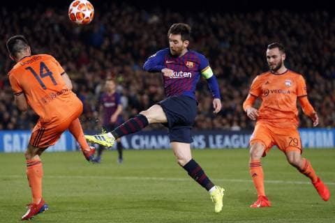 (l-r) Leo Dubois of Olympique Lyonnais, Lionel Messi of FC Barcelona Barca Lucas Tousart of Olympique Lyonnais during the UEFA Champions League round of 16 match between FC Barcelona and Olympique Lyonnais at Camp Nou on March 13, 2019 in Barcelona, Spain UEFA Champions League 2018 2019 xVIxVIxImagesx xMauricexvanxSteenxIVx 13898979
