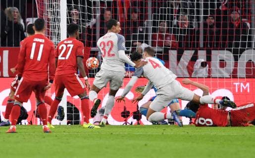 FUSSBALL CHAMPIONS LEAGUE SAISON 2018 2019 ACHTELFINAL RUECKSPIEL FC Bayern Muenchen FC Liverpool 13 03 2019 Virgil Van Dijk Mitte FC Liverpool scored the goal to 1 2 James Rodriguez David Alaba goalkeeper Manuel Neuer and Javi Martinez Javier v l all FC Bayern Muenchen can do nothing