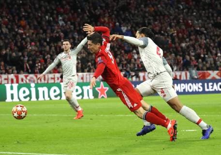 Bayern Liverpool 1 3 penalty kick for Lewandowski Virgil Van Dijk brings him to case Munich Bayern Germany Allianz Arena