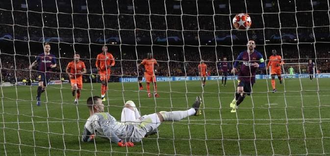 Partido de vuelta de 1 8 de la Champions League entre el Barcelona y Olympique de Lyon. En la imagen, Messi anota el primer tanto. Second leg of 1 8 Champions League match between Barcelona and Olympique Lyonnais. In this picture, Messi scores the first goal. 