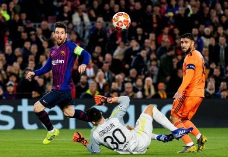 (190314) -- BARCELONA, March 14, 2019 -- Lyon s goalkeeper Mathieu Gorgelin (C) defends a goal from FC Barcelona Barca s Lionel Messi (L) during the UEFA Champions League match between Spanish team FC Barcelona and French team Lyon in Barcelona, Spain, on March 13, 2019. Barcelona won 5-1 and advanced to the quarterfinals. ) (SP)SPAIN-BARCELONA-SOCCER-UEFA CHAMPIONS LEAGUE-1 8 FINALS-BARCELONA VS LYON JoanxGosa 