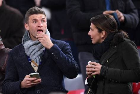 FUSSBALL CHAMPIONS LEAGUE SAISON 2018 2019 2019 ACHTELFINAL RUECKSPIEL FC Bayern Muenchen FC Liverpool 13 03 2019 Thomas Mueller li FC Bayern Muenchen with his wife Lisa on the tribune thoughtfully