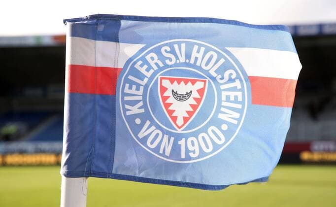 Kiel Erz Aue Fussball 2 Bundesliga Kiel 15 03 2019 Holstein Stadion Fussball 2 Bundesliga 26 Spieltag KSV Holstein Kiel vs FC Erzgebirge Aue In the picture flag corner flag with logo of Holstein Kiel flag blows in the wind According to the DFL Deutsche Fußball Liga it is forbidden in the stadium and or from the match made Unless otherwise agreed, the General Terms and Conditions of PICTURE POINT apply to the use of this photo.