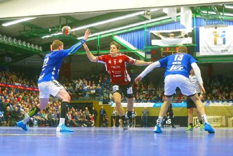 Jonas Ottsen Lübeck looking for the gap between Petr Slachta Aue left and Mindaugas Dumcius Aue Handball 2 Liga 2018 19 EHV Aue VfL Lübeck Schwartau on 16 3 2019 EHV Aue VfL Lübeck Schwartau
