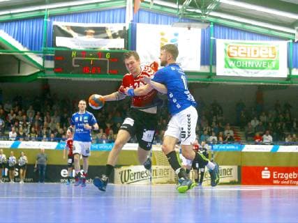 Finn Kretschmer Lübeck left in duel with Benas Petreikis Aue Handball 2 Liga 2018 19 EHV Aue VfL Lübeck Schwartau 26 27 at 16 3 2019 EHV Aue VfL Lübeck Schwartau