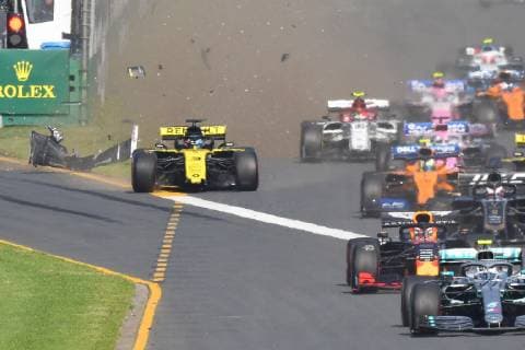 March 17, 2019: Daniel Ricciardo (AUS) 3 from the Renault F1 Team crashes at the start of the 2019 Australian Formula One Grand Prix at Albert Park, Melbourne, Australia. Cal Media Formula One 2019: Australia - Race Day - ZUMAc04_ 20190317_zaf_c04_006 Copyright: xSydneyxLowx