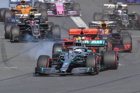 March 17, 2019 - Melbourne, Australia - VALTTERI BOTTAS (FIN) 77 from the Mercedes AMG Petronas Motorsport team is fastest off the grid and leads into turn 1 of the 2019 Australian Formula One Grand Prix at Albert Park. Bottas went on to win. F1 2019: Australian Grand Prix - ZUMAc04_ 20190317_zaf_c04_012 Copyright: xSydneyxLowx
