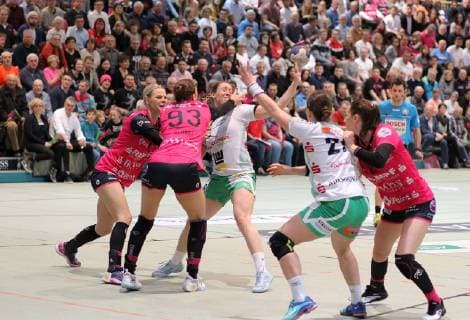 9 Johanna Schindler FRISCH AUF Goeppingen 13 Shenia Minevskaja TusSis Metzingen li 93 Julia Behnke TusSis Metzingen Handball 1 HBF TusSies Metzingen vs FRISCH AUF Goeppingen 2019 03 16 Handball 1 HBF Women TusSies Metzingen vs FRISCH AUF Goeppingen Metzingen Copyright: xBaur xEibner-Pressefotox EP_soba